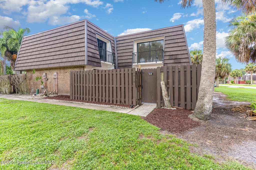Image 2 of property listing at 2018 Vista Oaks Circle NE, Palm Bay, FL 32905