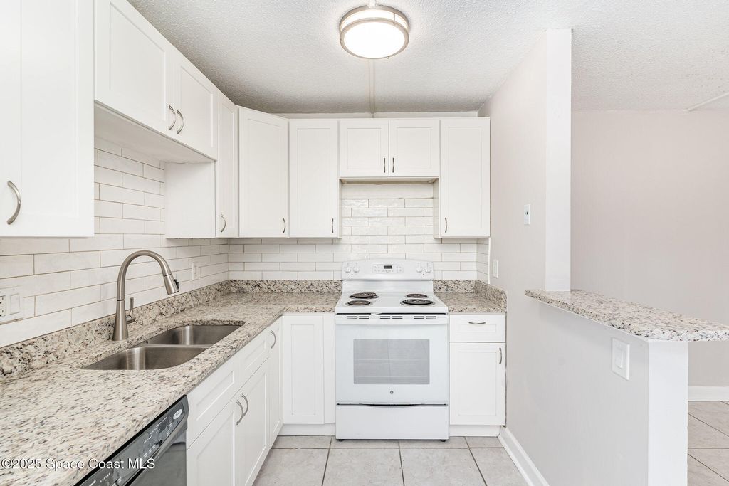 Image 3 of property listing at 2018 Vista Oaks Circle NE, Palm Bay, FL 32905
