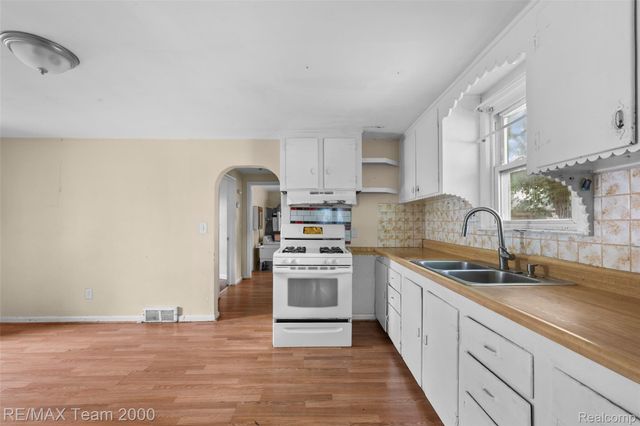 6176 N Gulley Road, Dearborn Heights, MI 48127