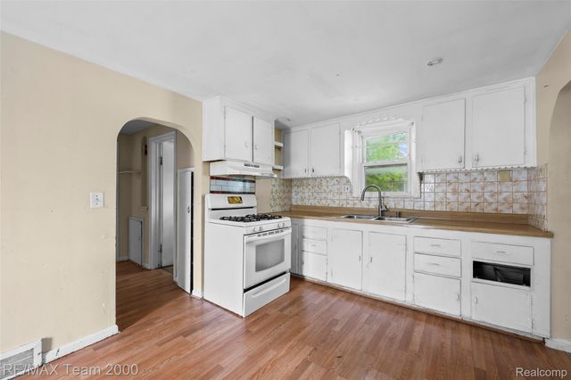 6176 N Gulley Road, Dearborn Heights, MI 48127