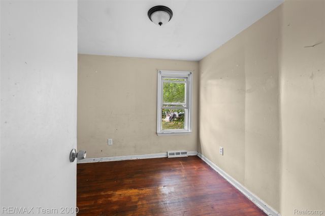 6176 N Gulley Road, Dearborn Heights, MI 48127