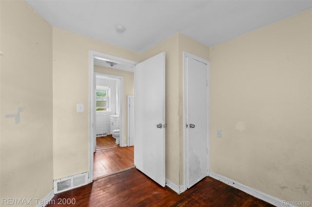 6176 N Gulley Road, Dearborn Heights, MI 48127
