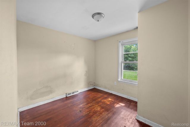 6176 N Gulley Road, Dearborn Heights, MI 48127