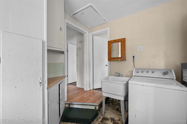6176 N Gulley Road, Dearborn Heights, MI 48127