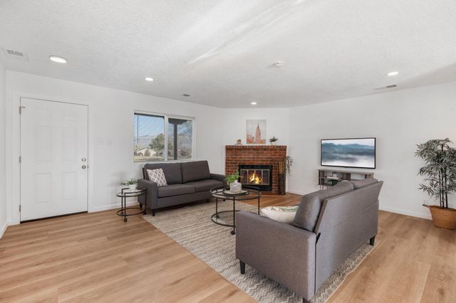 721 Chuckwagon Road SE, Rio Rancho, NM 87124