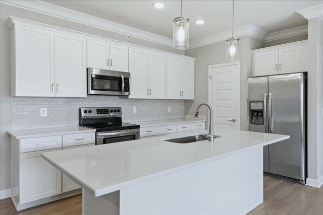 7483 Highway 70 S Apt 302, Nashville, TN 37221