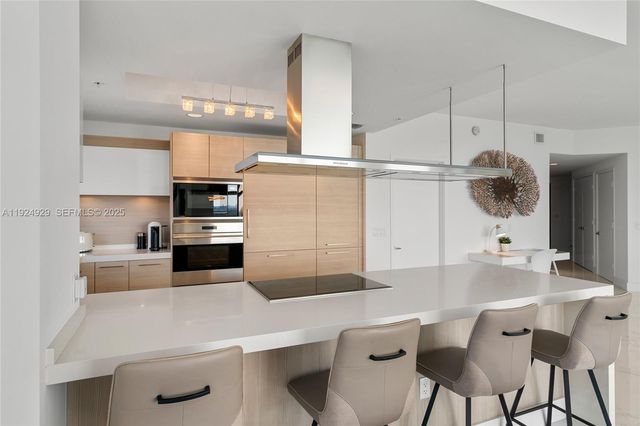 17111 Biscayne Blvd 2002, North Miami Beach, FL 33160