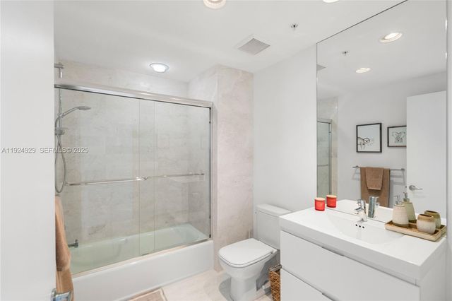 17111 Biscayne Blvd 2002, North Miami Beach, FL 33160