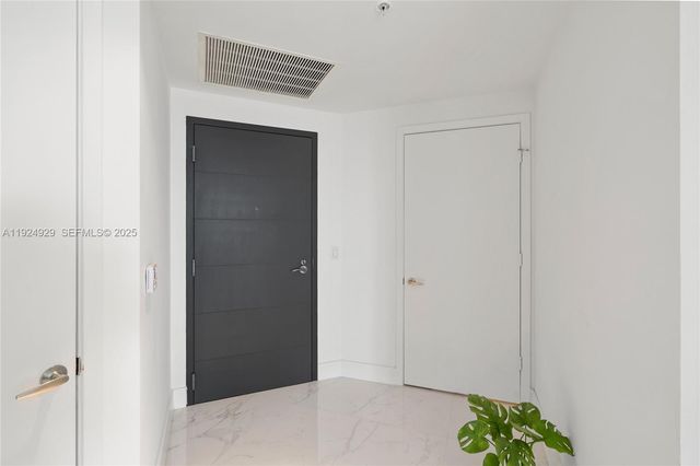 17111 Biscayne Blvd 2002, North Miami Beach, FL 33160