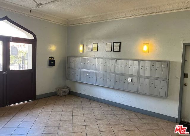 526 S Oxford Avenue 100, Los Angeles, CA 90020