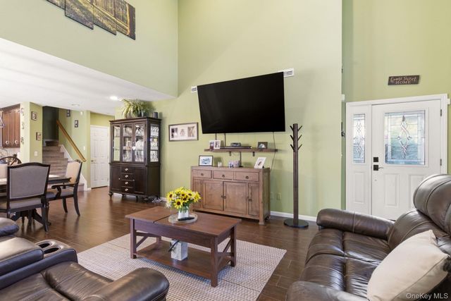 1 Robert Lane, Middle Island, NY 11953