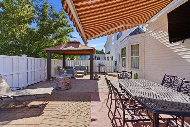 1 Robert Lane, Middle Island, NY 11953