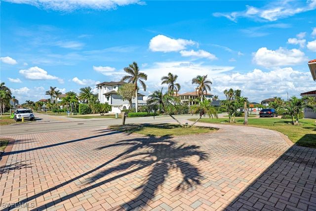 9940 Vanderbilt DR, Naples, FL 34108
