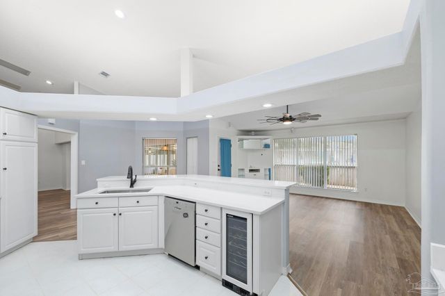 2873 Whisper Lake Dr, Gulf Breeze, FL 32563