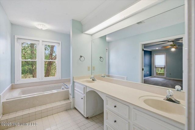 15 S Crownpointe Drive, Jackson, MS 39211