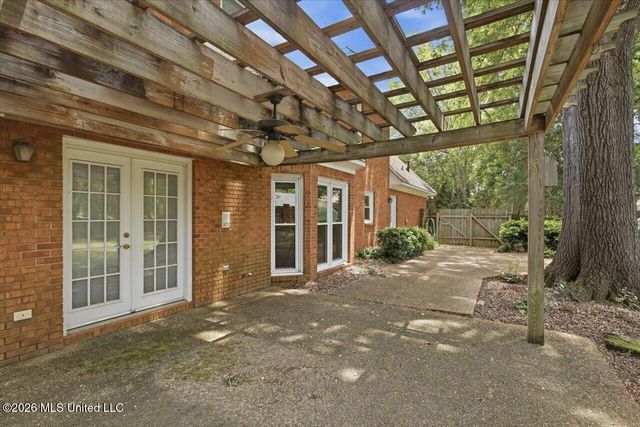 15 S Crownpointe Drive, Jackson, MS 39211