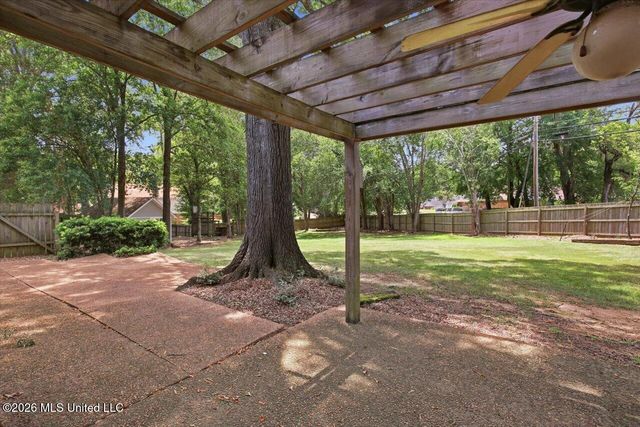15 S Crownpointe Drive, Jackson, MS 39211