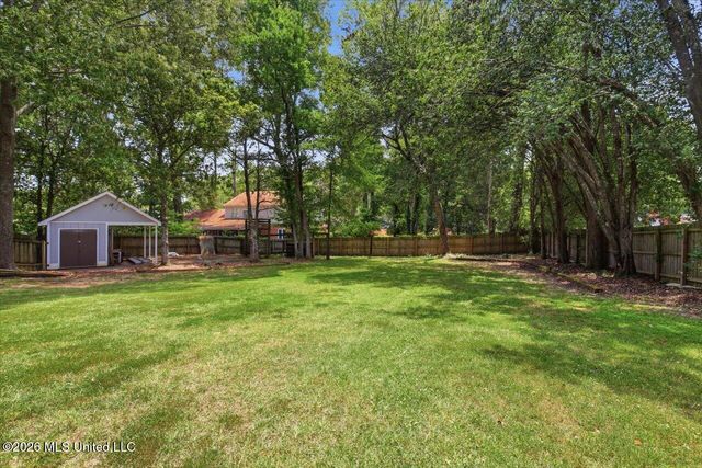 15 S Crownpointe Drive, Jackson, MS 39211