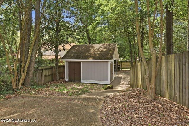 15 S Crownpointe Drive, Jackson, MS 39211