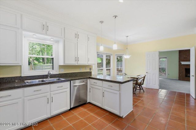 15 S Crownpointe Drive, Jackson, MS 39211