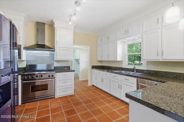 15 S Crownpointe Drive, Jackson, MS 39211