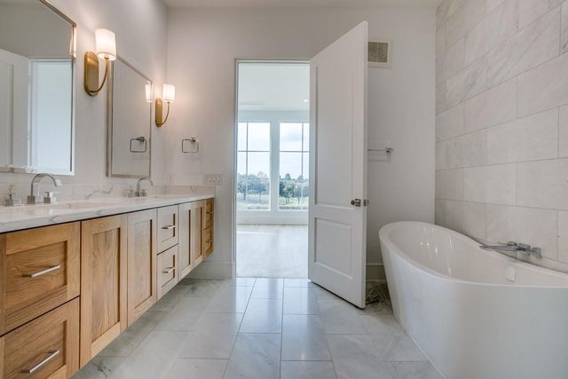 340 N O Connor Ridge Boulevard 11, Irving, TX 75038