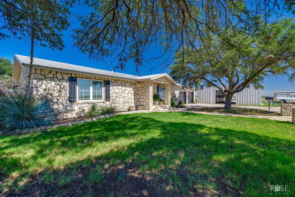 Image 4 of property listing at 6825 Hawk Avenue, San Angelo, TX 76905