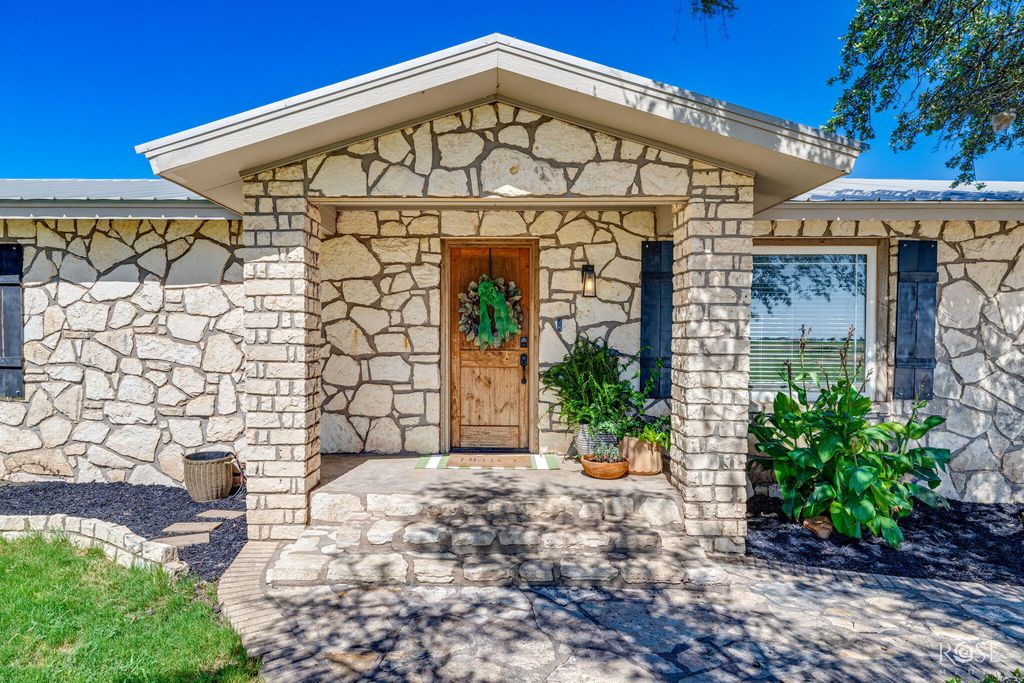 Image 6 of property listing at 6825 Hawk Avenue, San Angelo, TX 76905