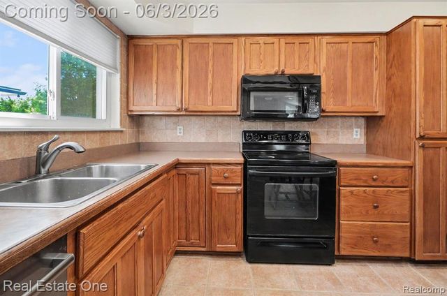28460 Bradner Drive, Warren, MI 48088