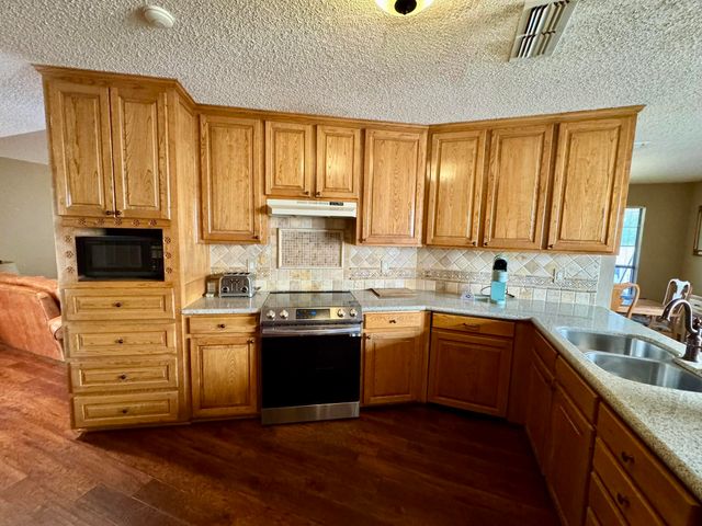 1015 Deer Park Ct., Longview, TX 75604