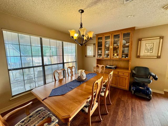 1015 Deer Park Ct., Longview, TX 75604