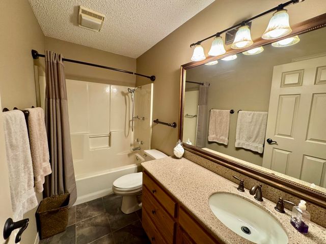 1015 Deer Park Ct., Longview, TX 75604