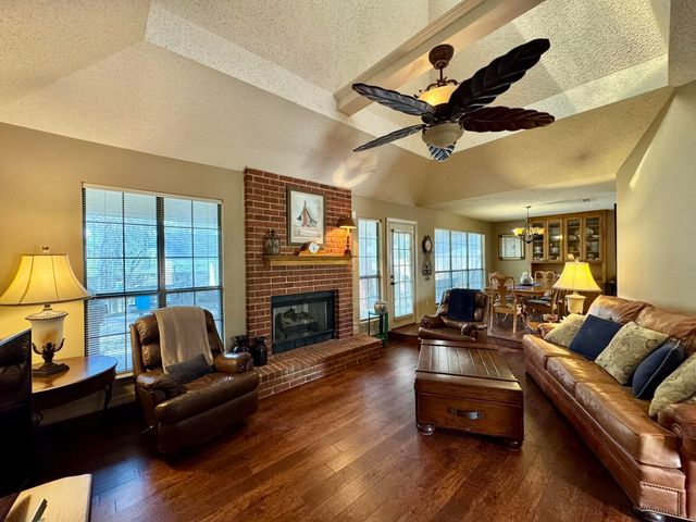 1015 Deer Park Ct., Longview, TX 75604