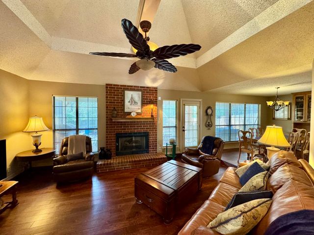 1015 Deer Park Ct., Longview, TX 75604