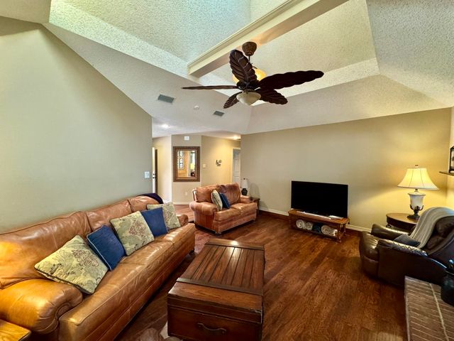 1015 Deer Park Ct., Longview, TX 75604