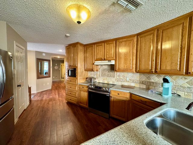 1015 Deer Park Ct., Longview, TX 75604