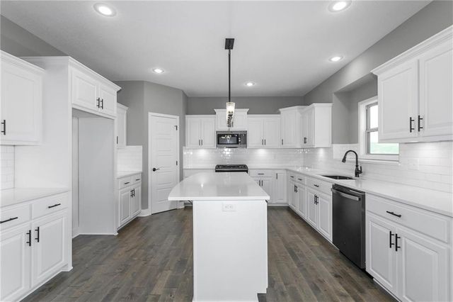 11117 N Bristol Avenue, Kansas City, MO 64156