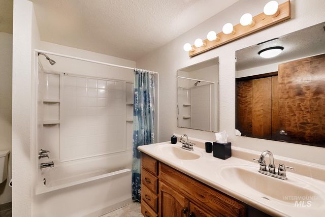525 Donna Drive, Nampa, ID 83686