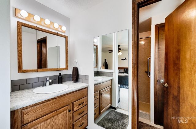 525 Donna Drive, Nampa, ID 83686
