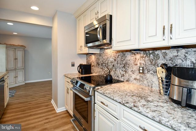 6531 PALISADES DR, Centreville, VA 20121