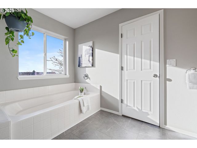 15541 Sw 144TH Ter, Portland, OR 97224