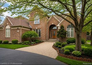 27568 Rainbow Circle, Lathrup Village, MI 48076