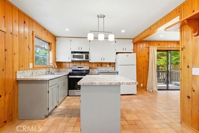 2285 Lausanne Drive, Wrightwood, CA 92397
