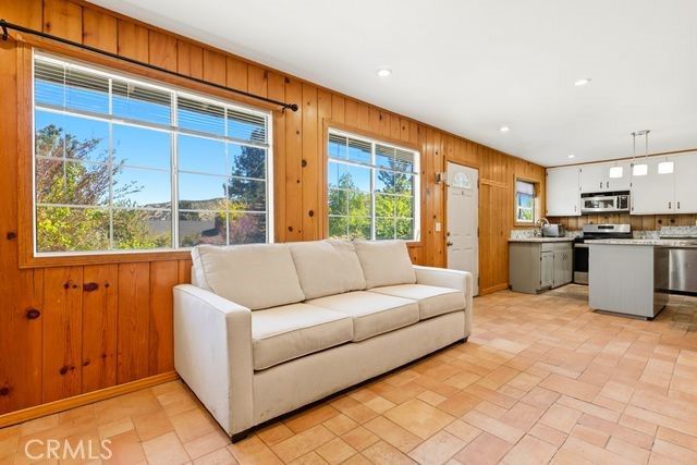 2285 Lausanne Drive, Wrightwood, CA 92397
