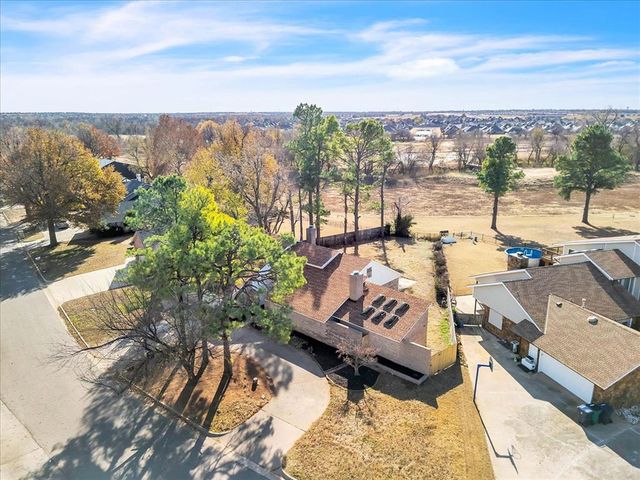10316 Bonnycastle Drive, Yukon, OK 73099