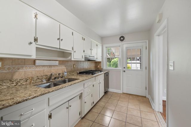 238 MEDWICK GARTH E, Catonsville, MD 21228
