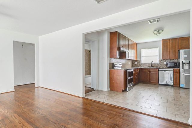 230 Bizerte Street, Houston, TX 77022