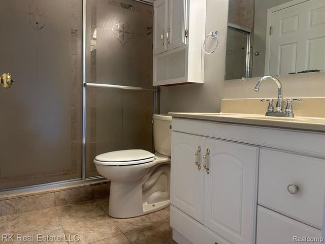 2824 Roundtree Drive, Troy, MI 48083