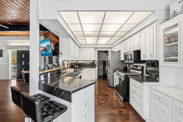 2400 Rogue River Highway, Gold Hill, OR 97525