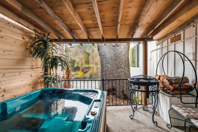 2400 Rogue River Highway, Gold Hill, OR 97525